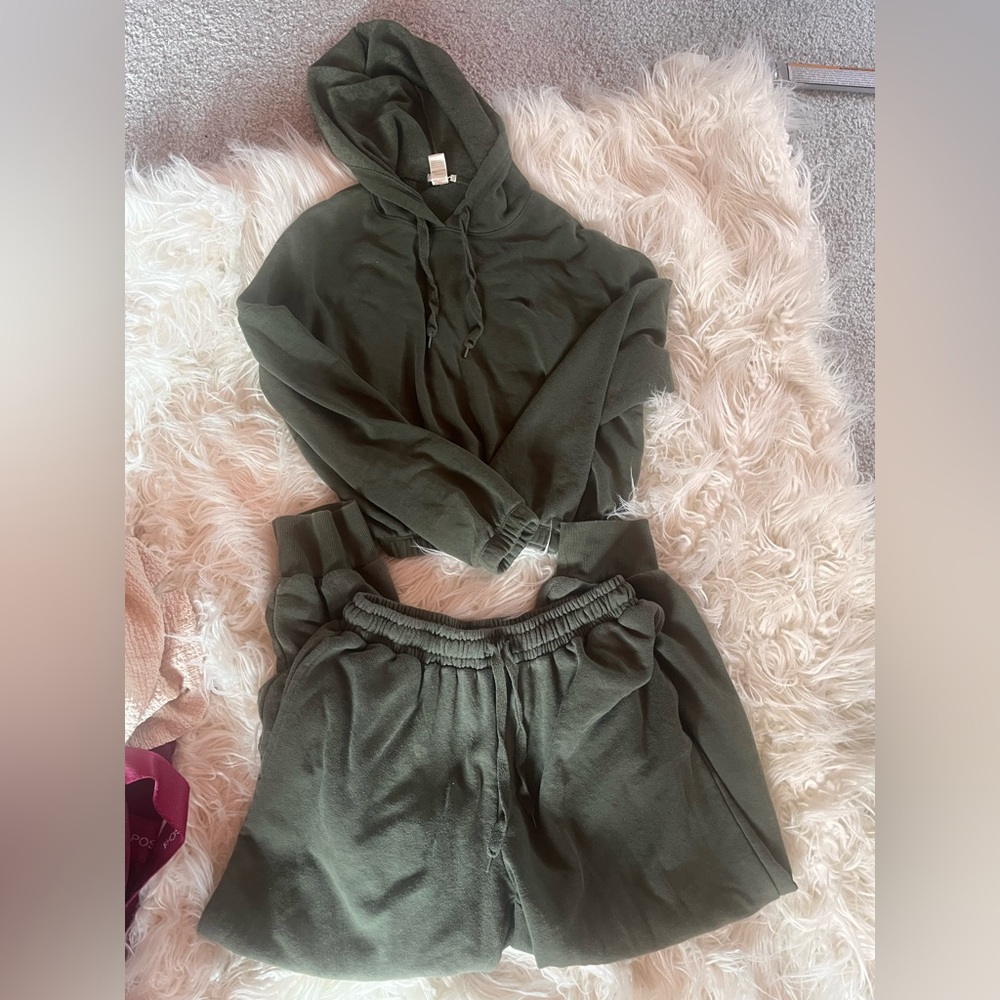 Green sweatsuit set size medium
